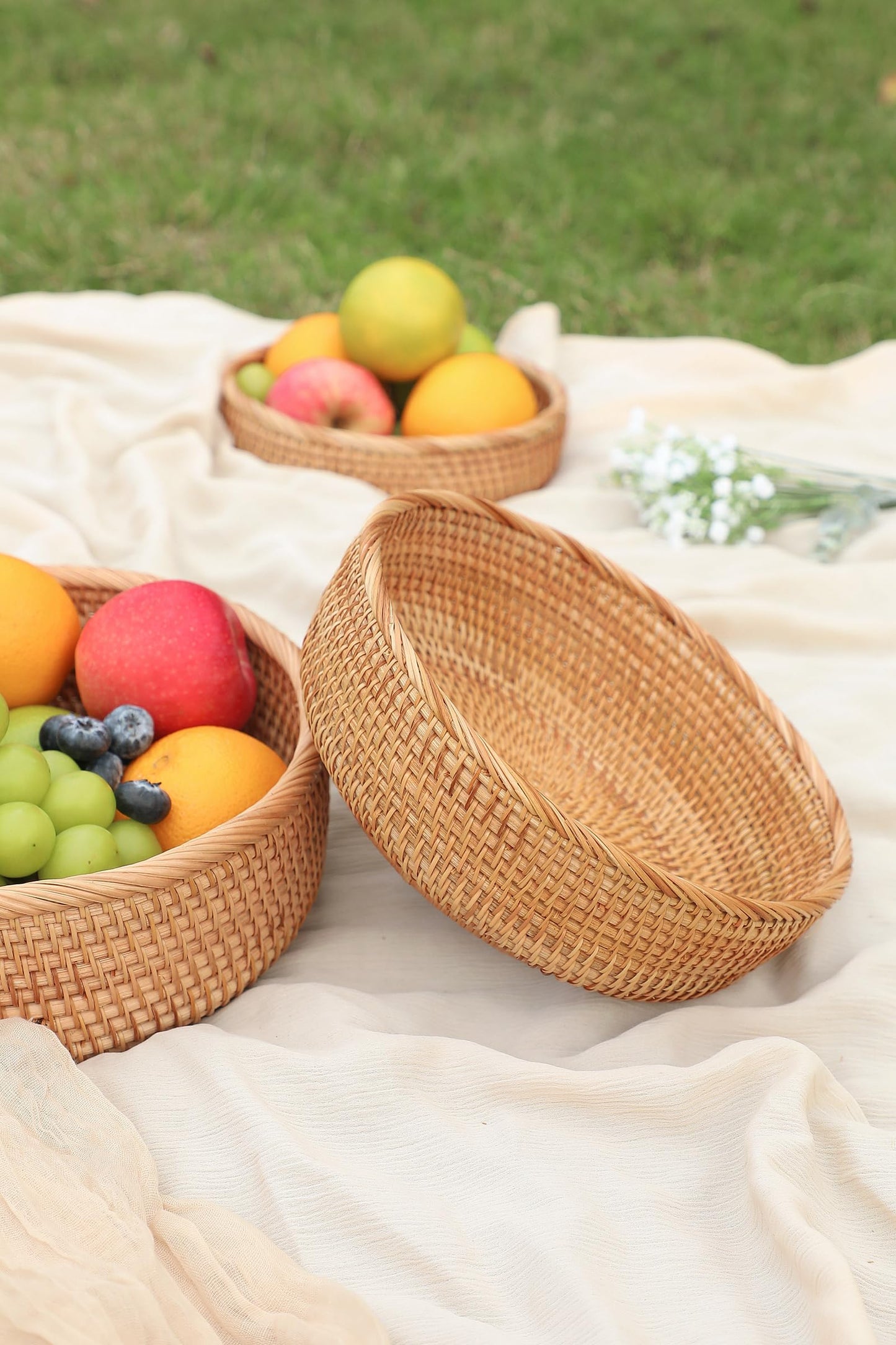 HITOMEN Handmade Rattan Bread Baskets Round Wicker Fruit Serving Storage Bowls, Natural Woven Decorative Kitchen Counter Organizing (Honey Brown) M-9.2"
