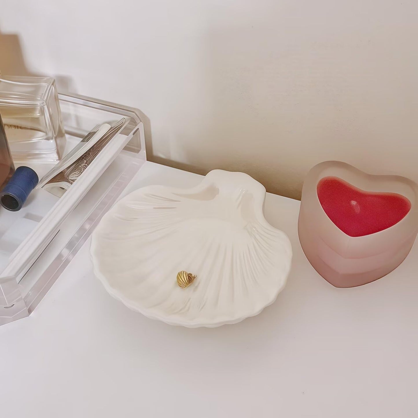 Koyzsen 3.9" Shell-Shaped Ceramic Ring Dish - White Iridescent Surface Jewelry Tray, Decorative Trinket Organizer for Rings, Earrings, Necklaces & Keys - Ideal for Mom, Friend, Sister