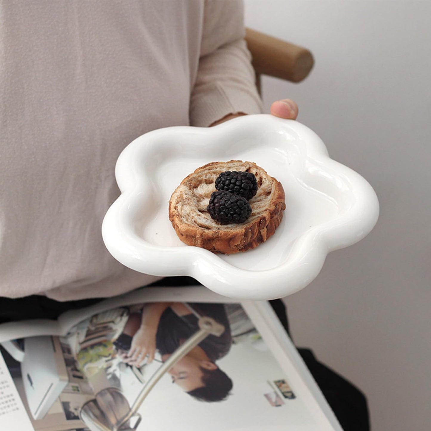 BESSKON Small Ring Holder Dish, Ceramic Jewelry Dish Tray, Flower Shape Jewelry Tray for Women, Room Decor Aesthetic Trinket Dish, Wedding Engagement Jewelry Plate Bowl for Earrings Keys Perfume Gift