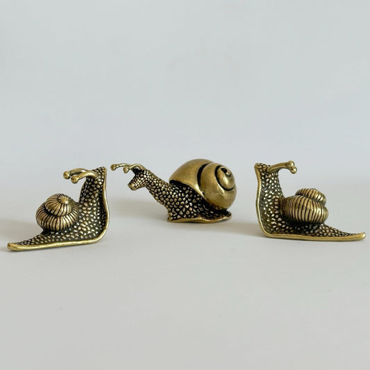 XYLIBLLA 3Pcs Brass Snail Statue Decor, Retro Mini Copper Snail Statue Home Decoration for Living Room and Desk, Outdoor Pond Garden Lawn Decor Landscaping,Landscape Animal Statue