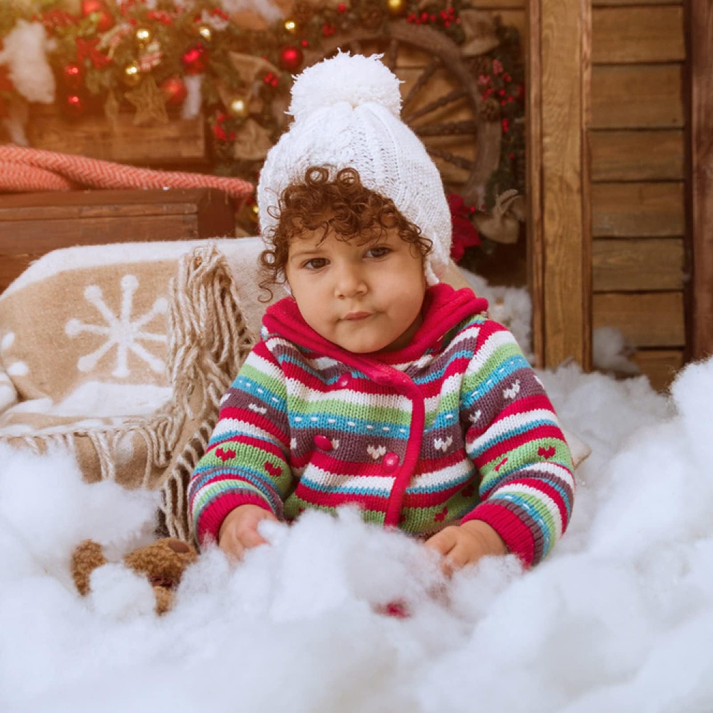 Apragaz Christmas Fake Snow Decoration, Artificial Snow Fluffy Fake Snow Decor, Flame Resistant Indoor Snow for Winter Village, Nativity, Christmas Tree, Christmas Decoration(5.6 OZ)