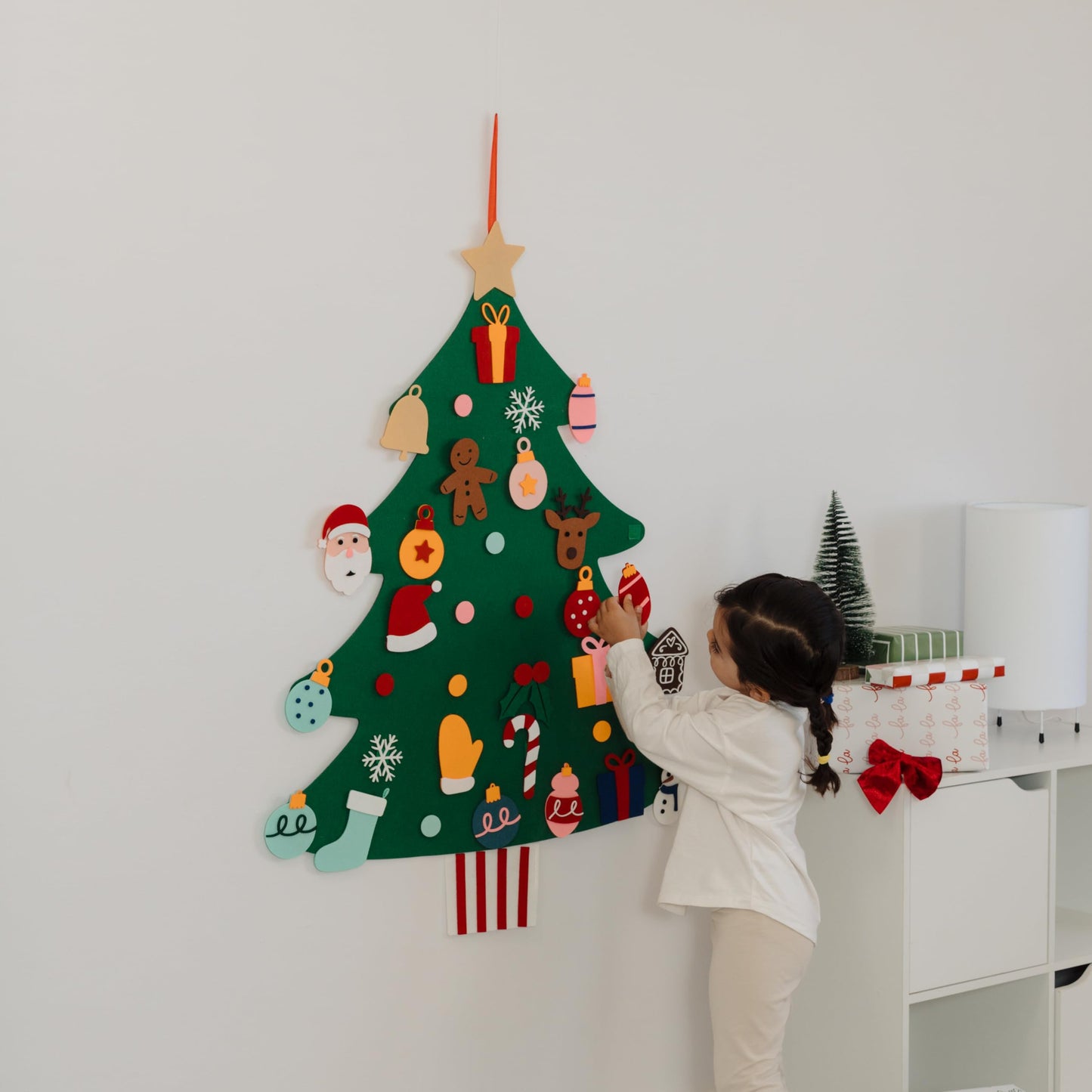 Beautiful Felt Christmas Tree for Kids - Fun & Safe Christmas Decoration Activity with Detachable Ornaments for Hours of Play - Keeps Toddlers Entertained for Hours During The Holiday Season
