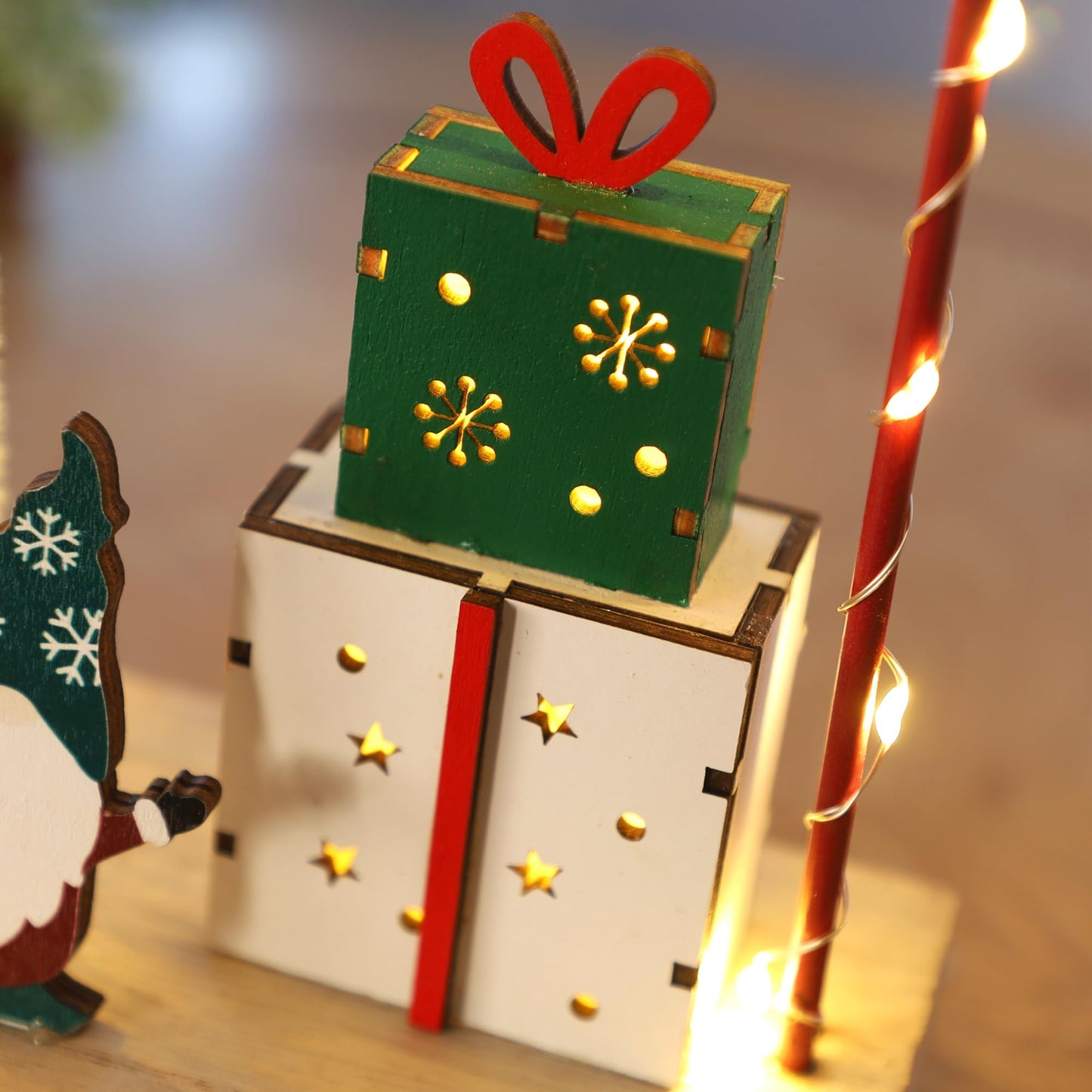 Christmas Tabletop Decoration, Wooden Lighted Christmas Gift Box Collectible Buildings Decorations, Christmas Giftboxes Santa Ornaments, Battery Operated Christmas Indoor Fireplace Table Decorations