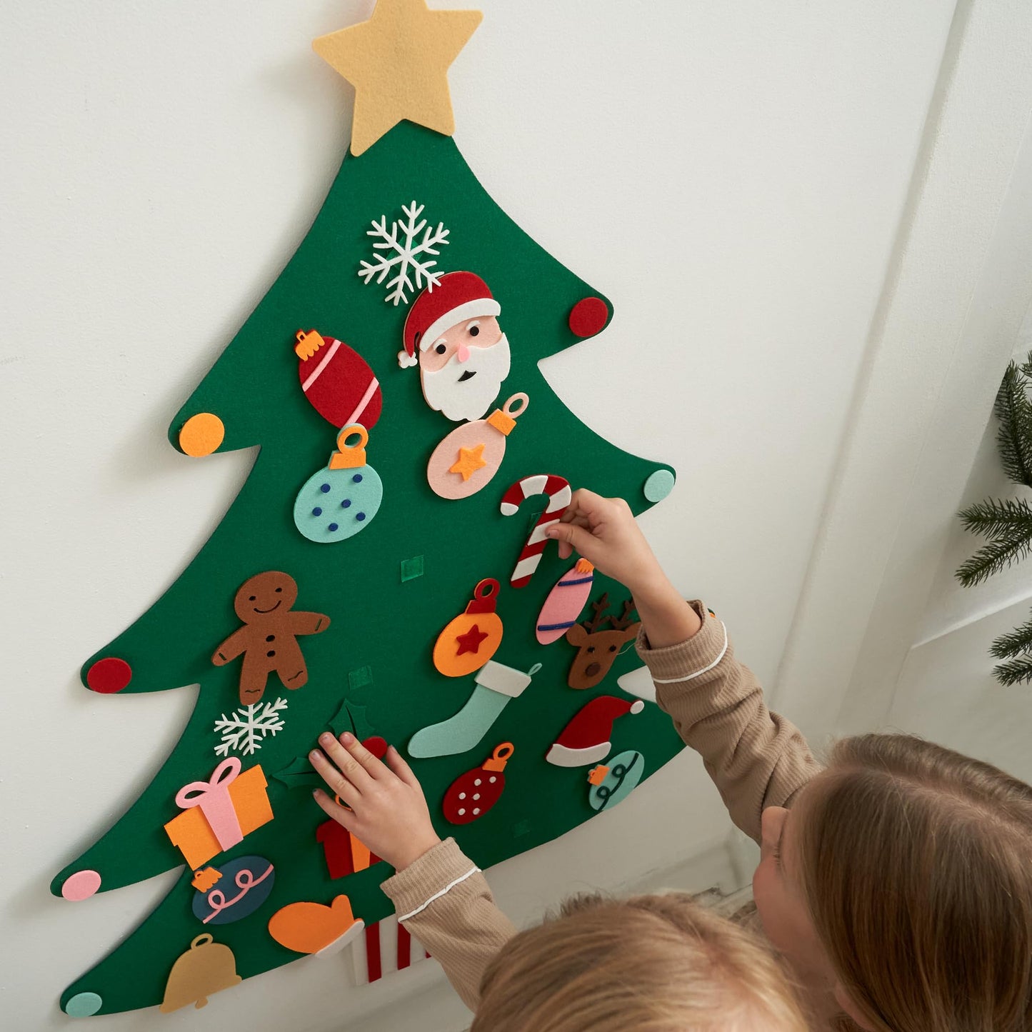 Beautiful Felt Christmas Tree for Kids - Fun & Safe Christmas Decoration Activity with Detachable Ornaments for Hours of Play - Keeps Toddlers Entertained for Hours During The Holiday Season