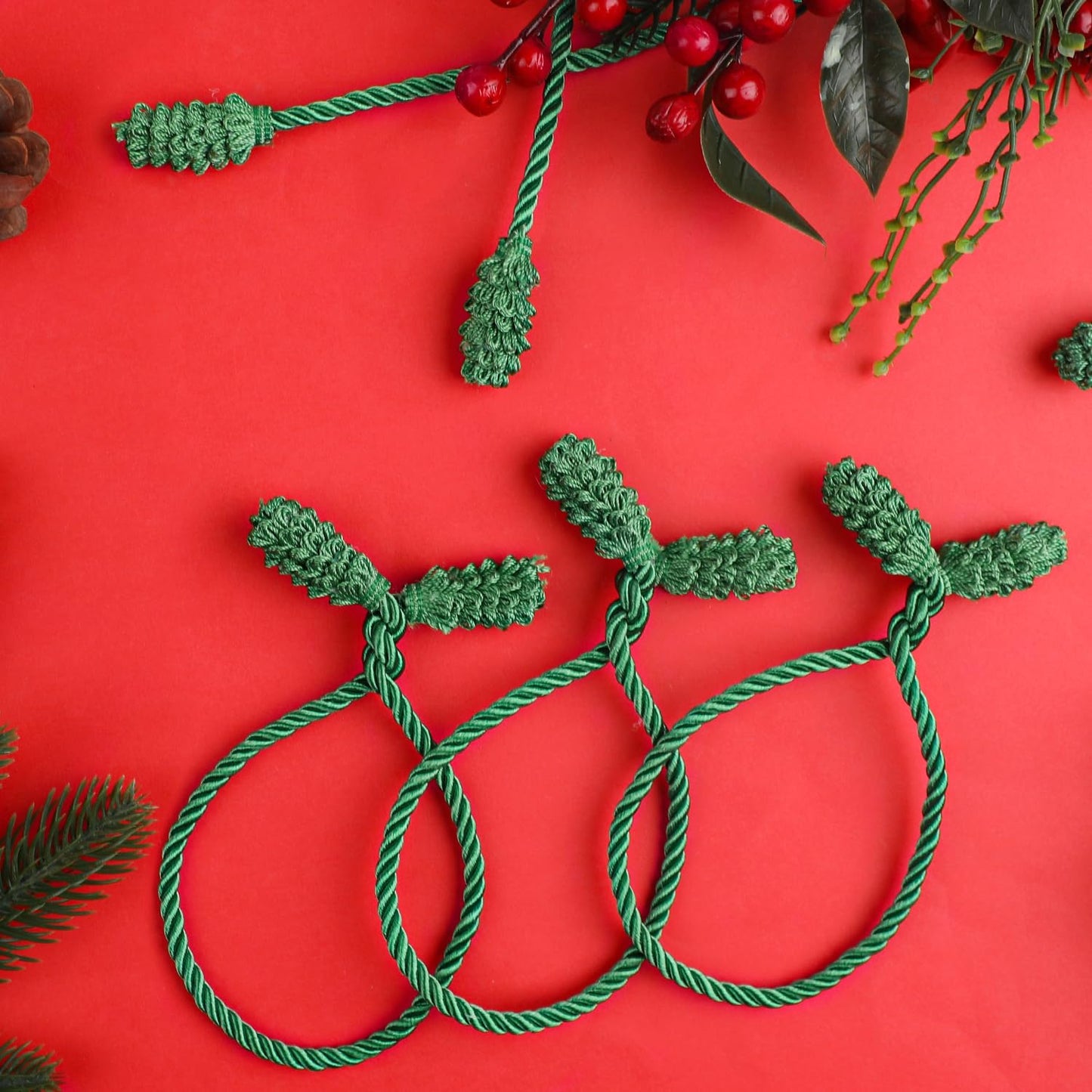 DIYASY Christmas Garland Ties, 12 Pcs Green Banister Ties Decorative Twist Tie for Stairs Reusable & Flexible Railing Wraps Xmas Home Decorations