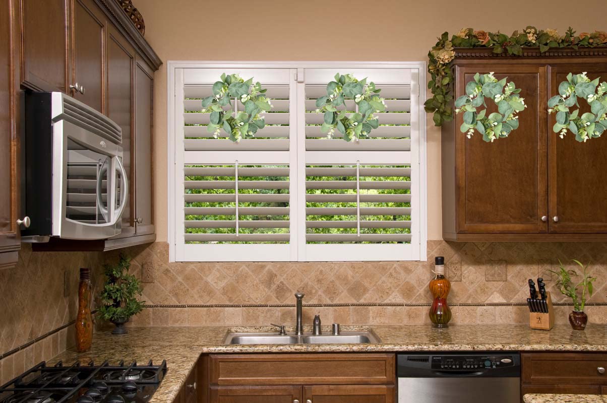 LSKYTOP Eucalyptus Faux Kitchen Cabinet Artificial Greenery Farmhouse Wreath for Door Wall Window Decor, 9Inch