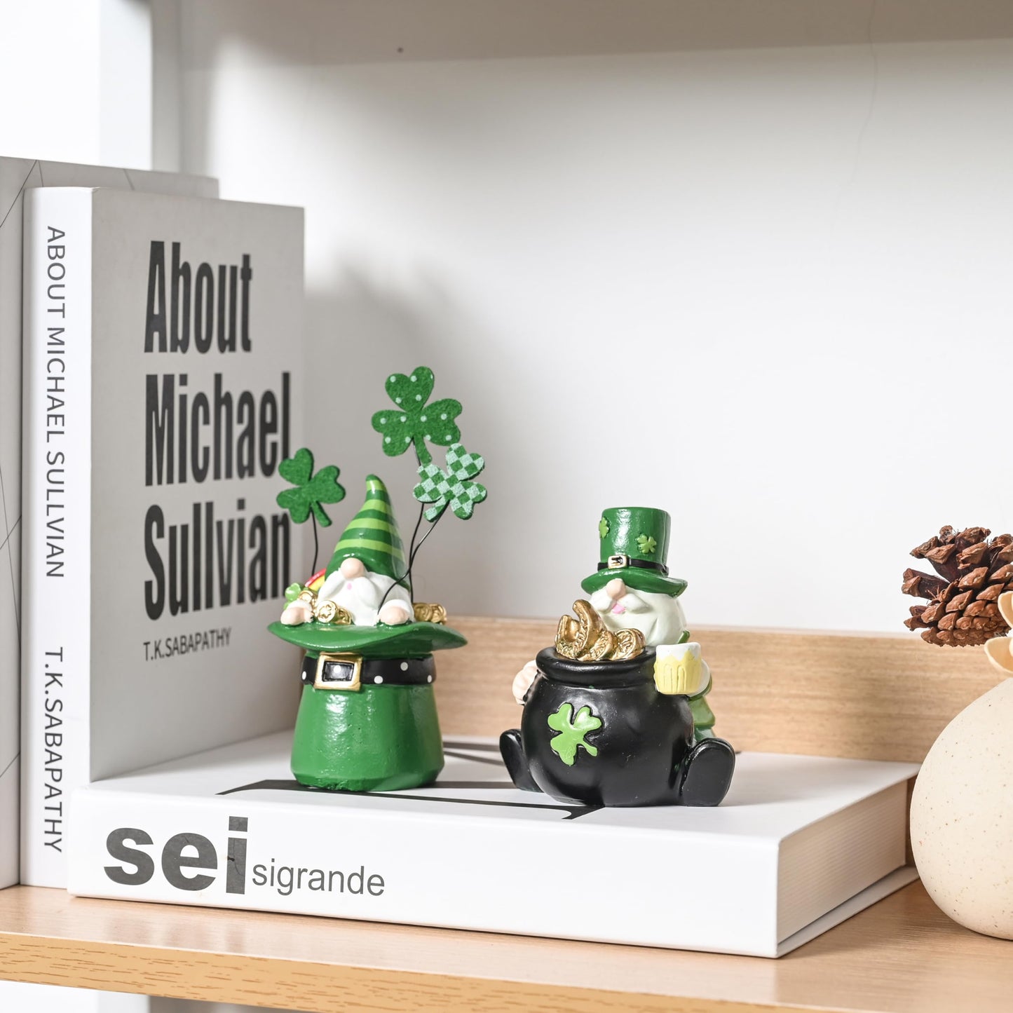 AOMOONOA St. Patrick’s Day Gnomes, 2Pcs Small Leprechaun Figurines for Irish Home Decor, Resin Green Elf Statues with Coins and Lucky Clover for Holiday Tabletop, Tiered Tray Decorations