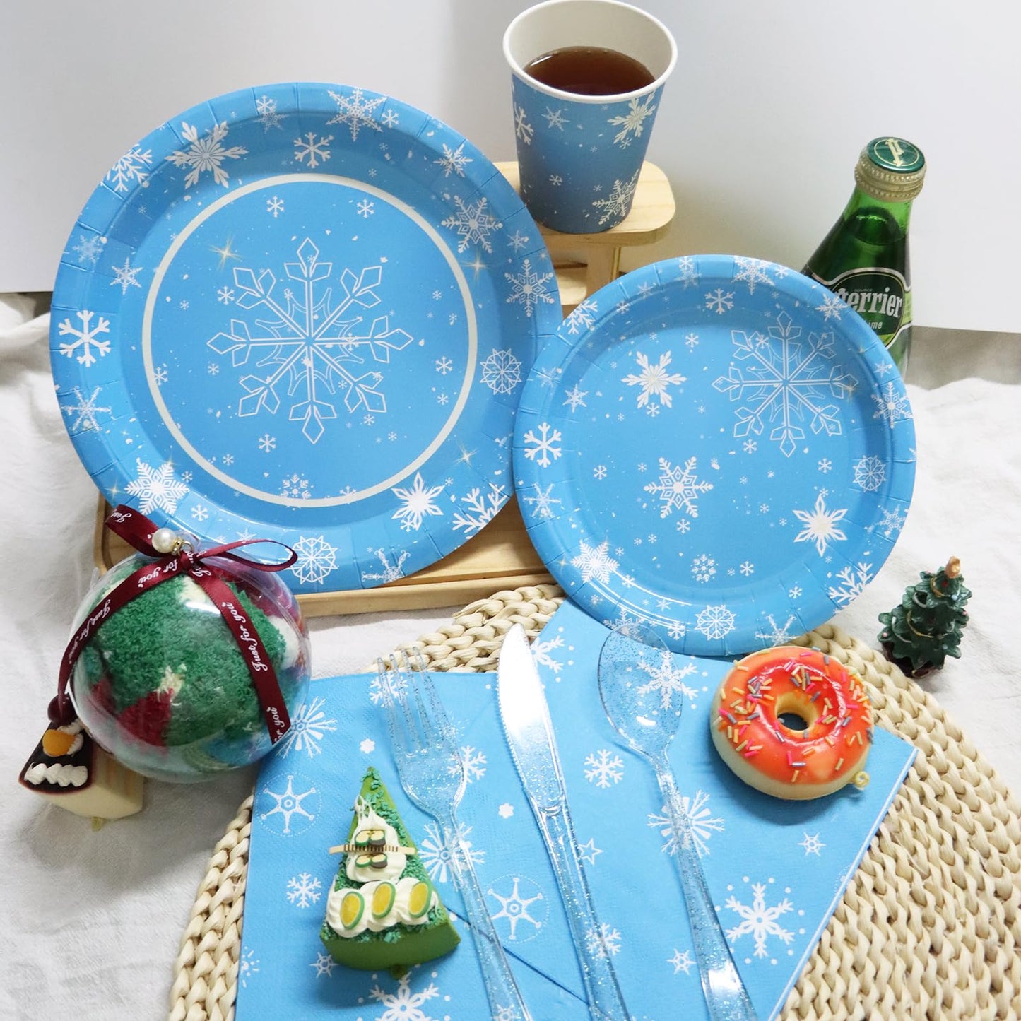 Decodinli Christmas Snowflake Party Supplies Serves 25, Frozen Birthday Party Decorations, Winter Snowflake themed Disposable Plates and Napkins Set, Winter Wonderland Holiday Party Tableware Set