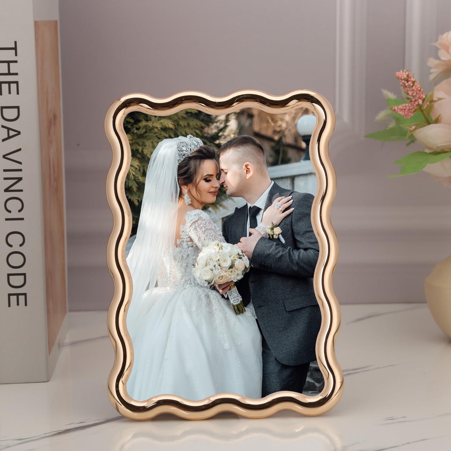 GorYeeFine Gold 4 x 6'' High-End Zinc Alloy Picture Frame with Wave Design - Modern Glamour 6x4'' Pictures Frames for Desktop and Wall Décor