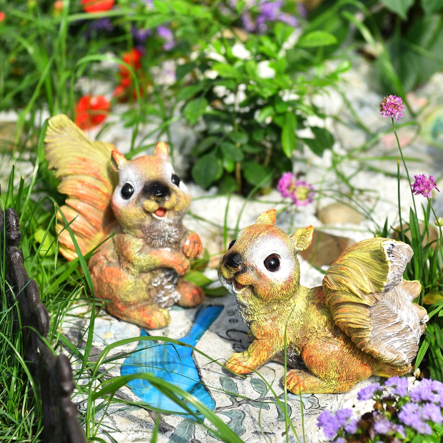 Sungmor Set of 2 Squirrel Outdoor Garden Statues, Resin Animal Sculptures Cute Squirrel Statue, Squirrel Figurines for Outdoor Lawn Yard Decor, Home Garden Ornament Housewarming Gift