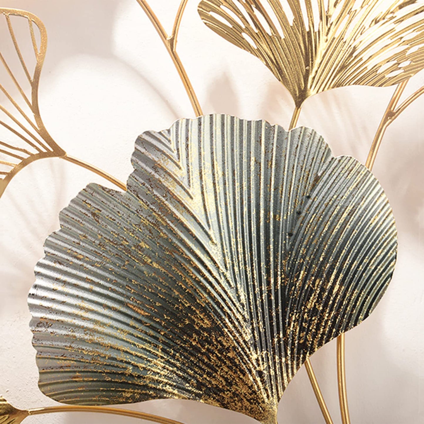 CDDUOLA 3D Room Wall Decor, Handmade Art Metal Round Golden Ginkgo Leaf Decorative Wall Sculpture for Home Living Room And Bedroom, 2 Pack