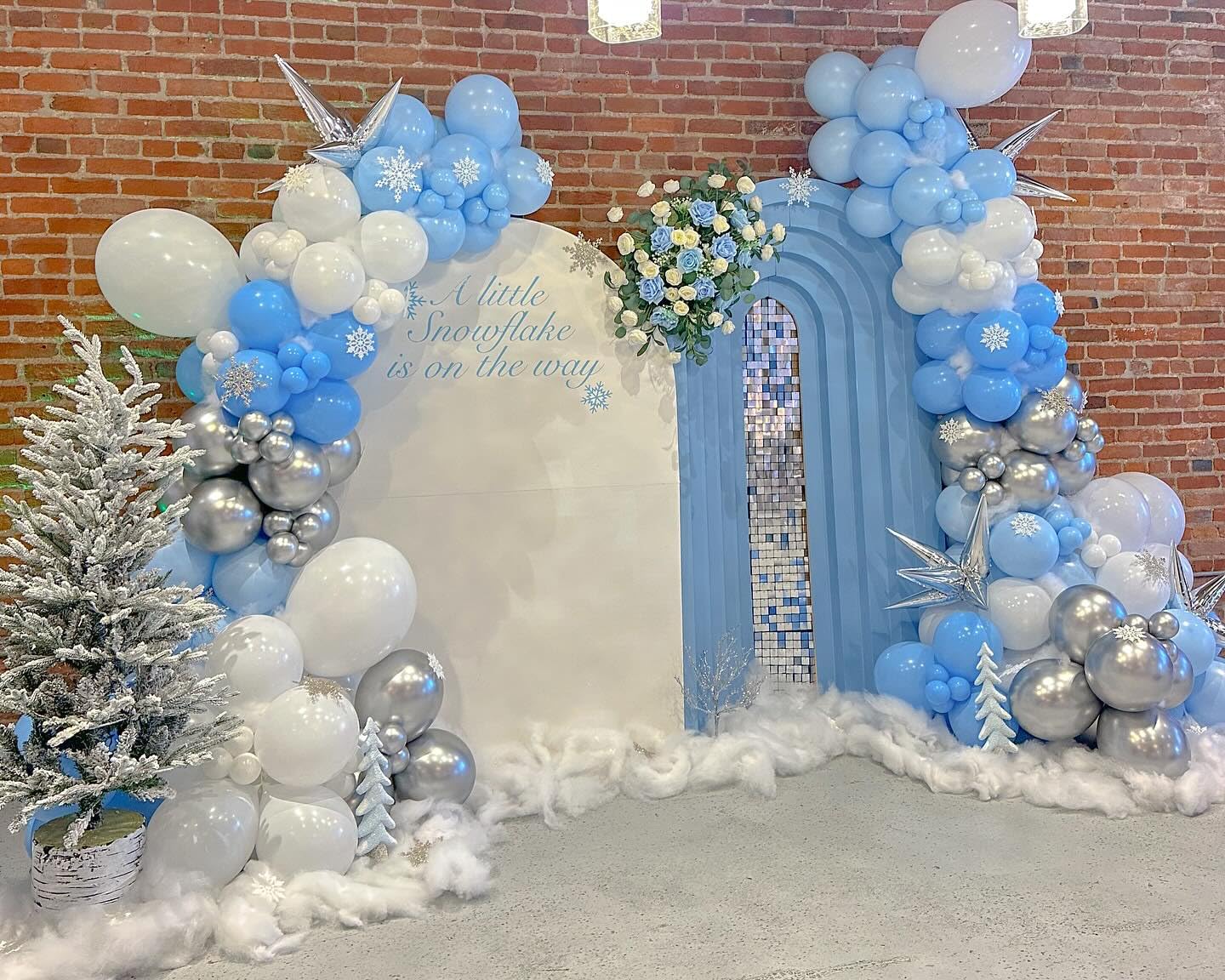 Frozen Balloon Arch Garland Kit，142 Pcs Snowflake Balloon Arch with Silver Blue Snowflake Balloons for Winter Wonderland Theme Baby Shower Snow Princess Birthday Party Decorations