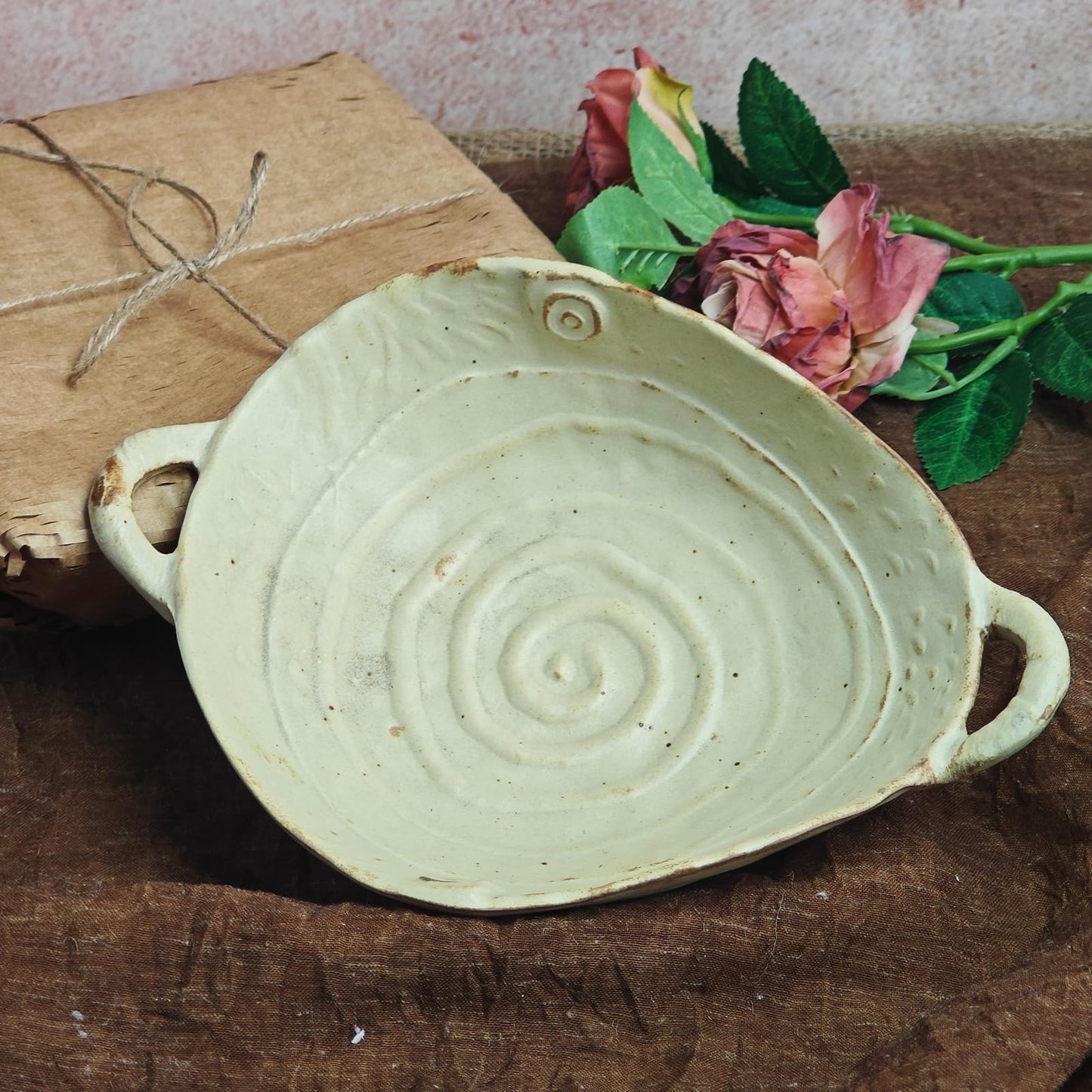 LUSHHAHA Retro Free-Form Edge Decorative Bowl Ceramic Fruit Bowl with Handle，Matte Farmhouse Cutlery Serving Bowls,Salad Bowl,Table Centerpiece Decor，Housewife/Handmade Gift Box