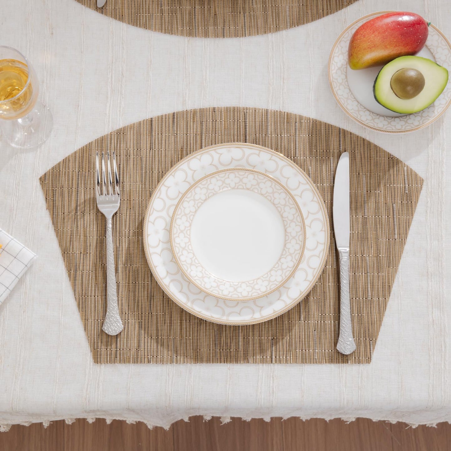 SHACOS Wedge Shape Placemats Set of 4 Woven Vinyl Placemat for Round Table Curved Place Mats Wipe Clean Kitchen Dining Table Mats (4, Tan)
