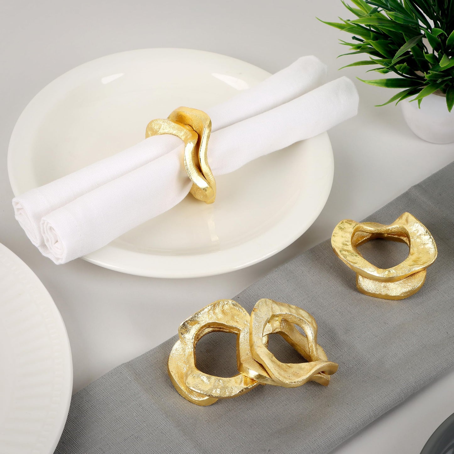ALPHA Living HOME Modren Napkin Rings - 8 Pcs Premium Metal Napkin Holders for Cloth Napkins Elegant Table Decor for Weddings, Dinners & Special Occasions (Gold)