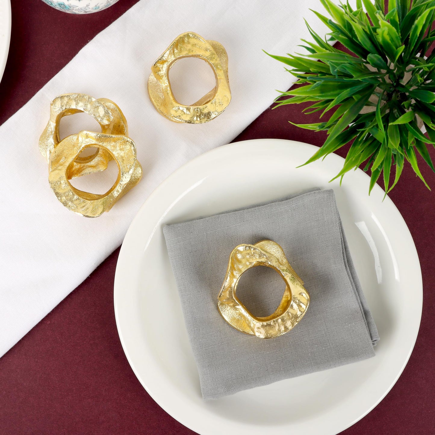 ALPHA Living HOME Modren Napkin Rings - 8 Pcs Premium Metal Napkin Holders for Cloth Napkins Elegant Table Decor for Weddings, Dinners & Special Occasions (Gold)