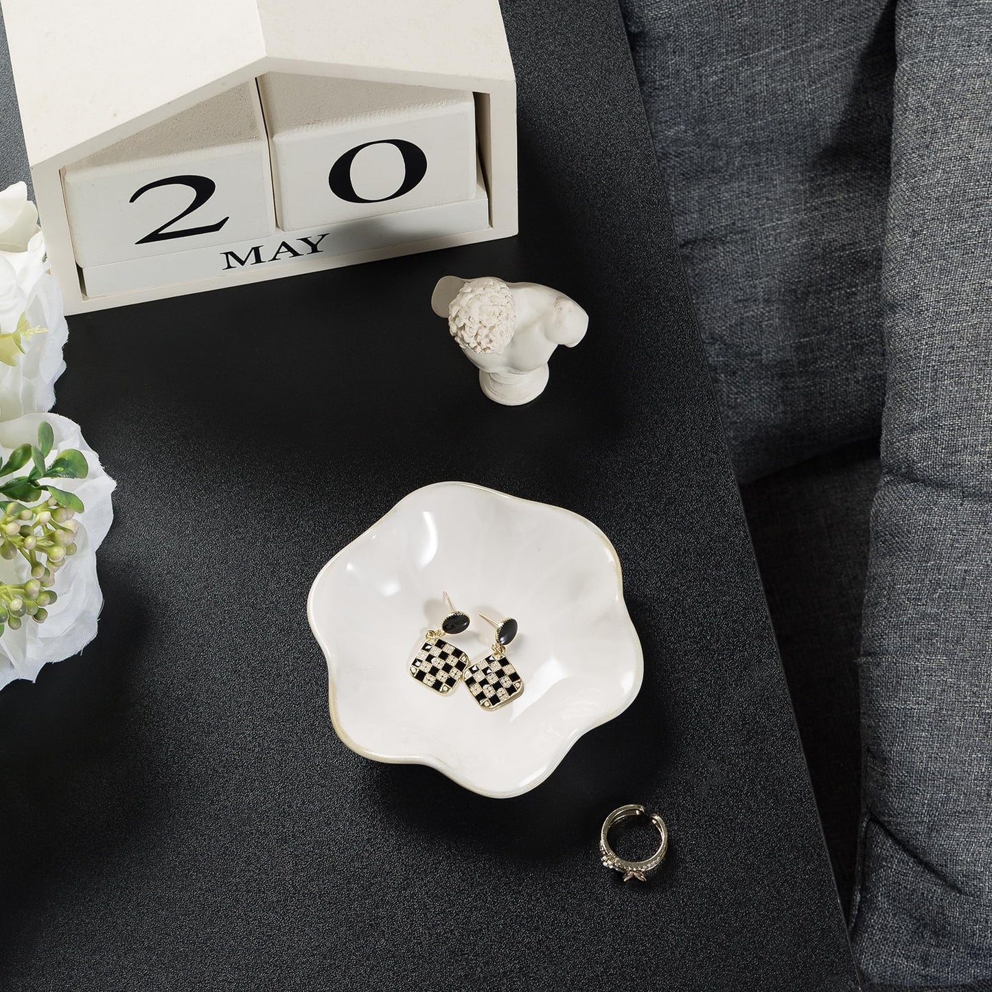 QNMUSUNC Ceramic Ring Dish, Jewelry Dish Holder, Small Trinket Tray Plate for Earrings Rings Necklaces Keys, for Mom Friend Sister (White Surface)