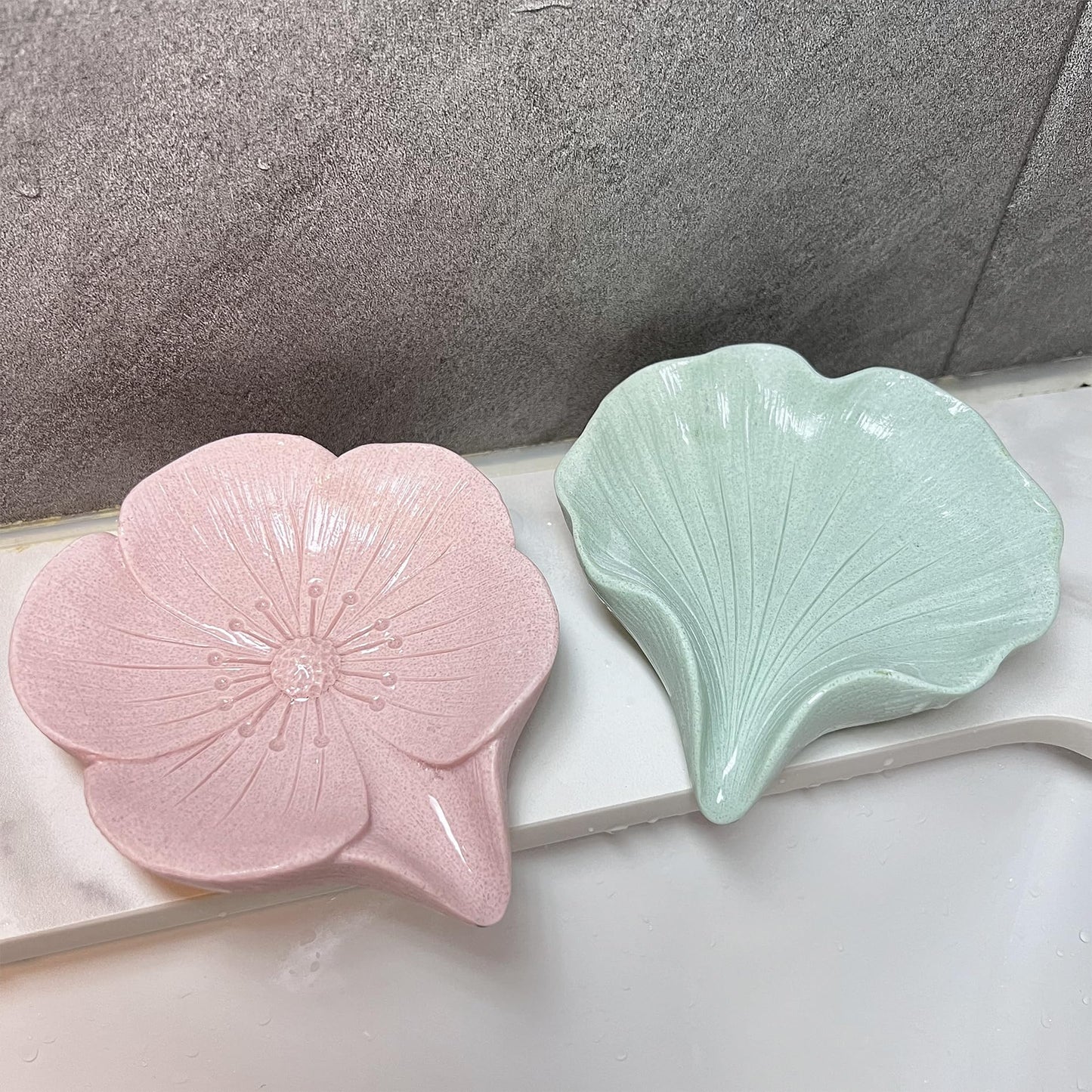 HINUGO Soap Dish Soap Holder Self-Draining Soap Dish, Resin Bar Soap Holder, Plum Blossom Shape Soap Tray Soap Saver for Bathroom,Kitchen,Sink,Bathtub,Easy Cleaning and Keep Dry