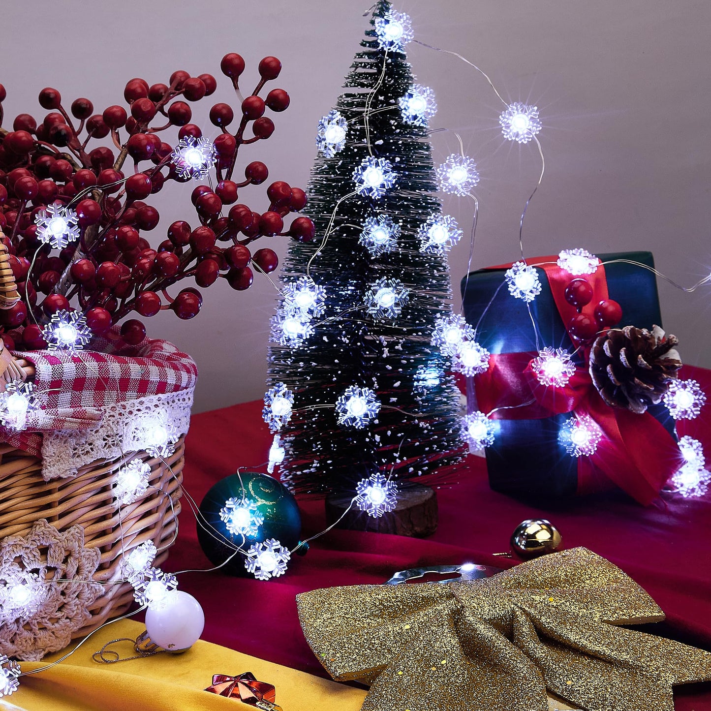 BlcTec Christmas Snowflake String Lights 40 LED 12.8FT Battery Operated Snowflake Fairy Lights with Timer for Bedroom Patio Party Wall Indoor Outdoor Christmas Decorations, Cool White