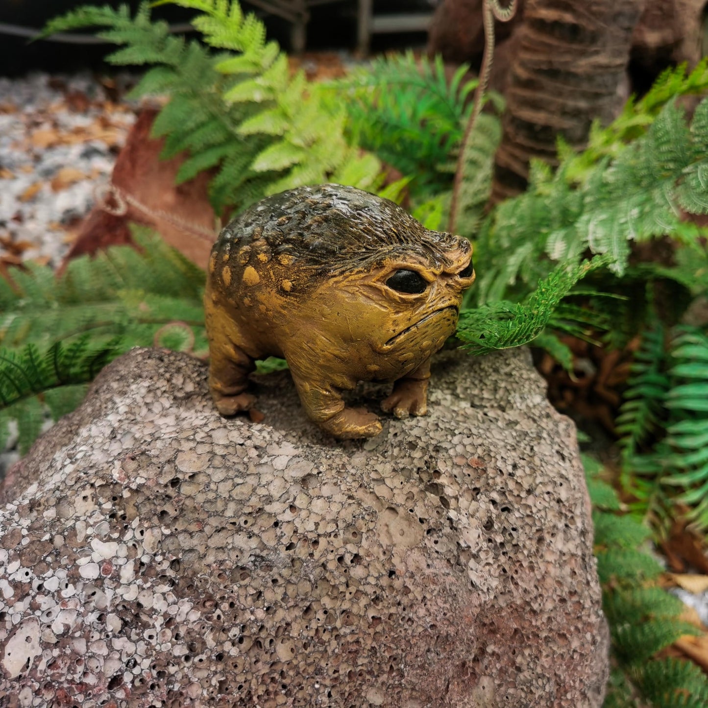 MOLMH Weird Queer Grumpy Frog Toad Statue Ugly Angry Outdoor Garden Yard Decor Statue Fun Novelty Home Office Decor Sculpture Unique Gift