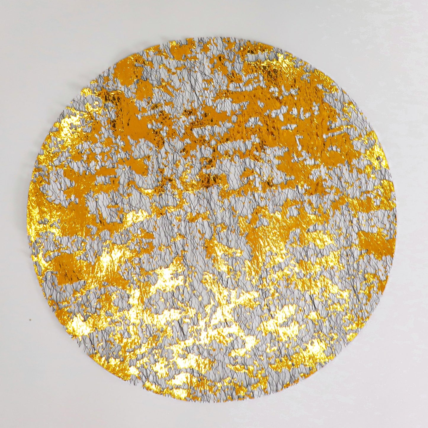 Snowkingdom 12 Pcs Black & Gold Placemats, Round Disposable Metallic Foil Doilies Glitter Mesh Table Mats for Fall Thanksgiving Christmas New Year Dinner Party Holiday Celebration Decorations